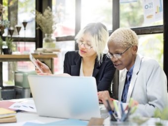 Adviseur geeft advies aan client achter een laptop